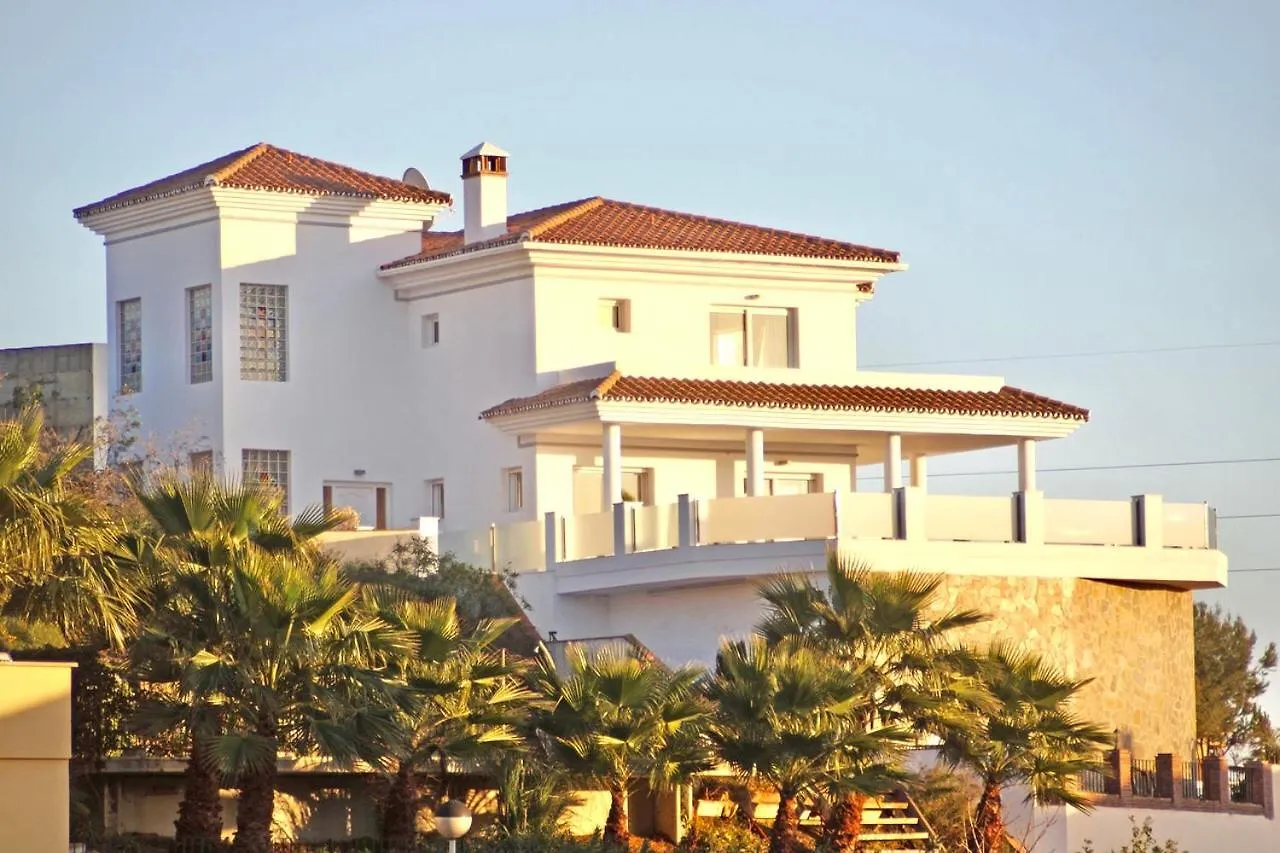 Sitio de Calahonda Modern Villa With Heated Pool, Jacuzzi, Sauna, Sleeps 10 ספרד