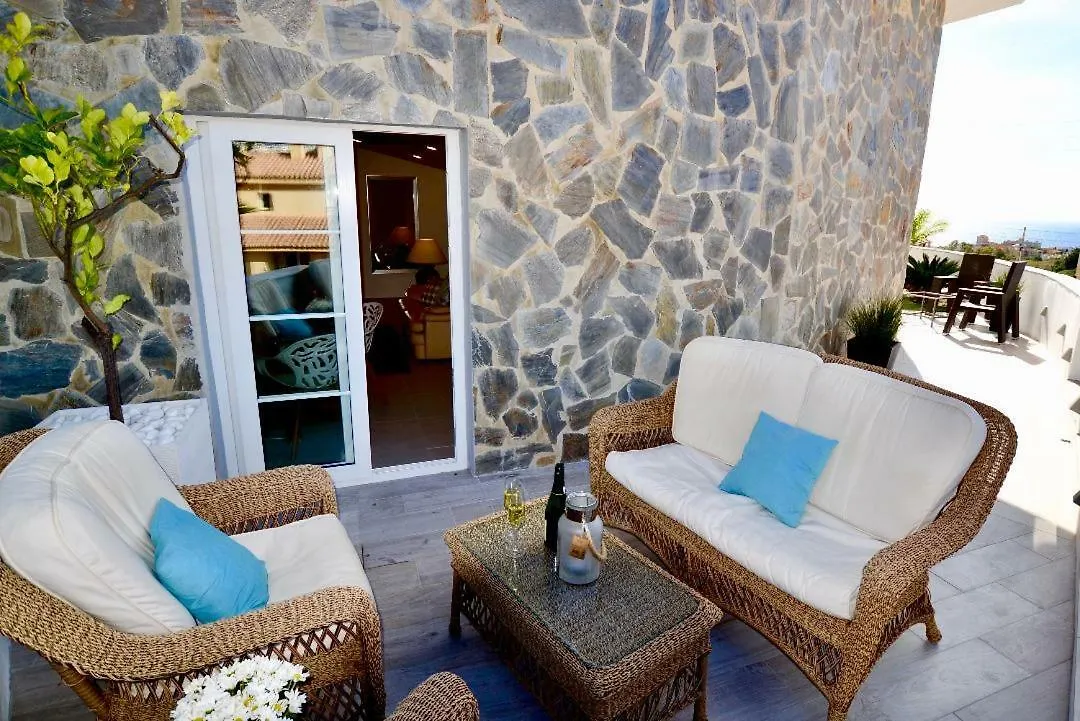 Sitio de Calahonda Modern Villa With Heated Pool, Jacuzzi, Sauna, Sleeps 10 ספרד
