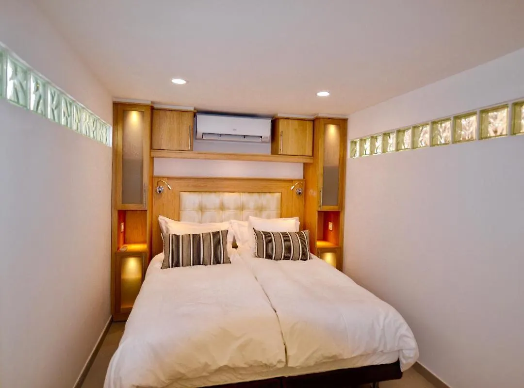 Modern Villa With Heated Pool, Jacuzzi, Sauna, Sleeps 10 Sitio de Calahonda